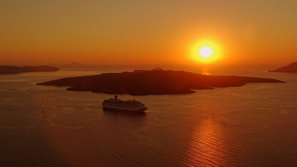 Hajó naplementében Santorini szigetén