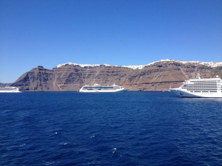 Óceánjáróval Santorinire