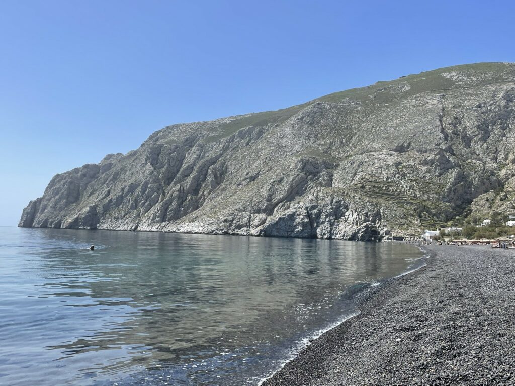 Mesa Vouno hegy Kamari tengerpartjáról nézve