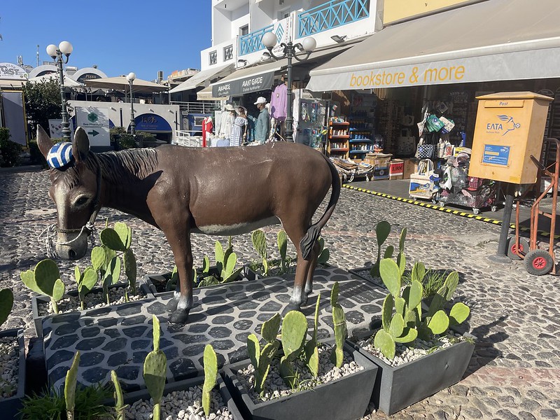 Autóbérlés Santorinin? Néhol a mai napig kisegyszerűbb lenne szamárral közlekedni. 