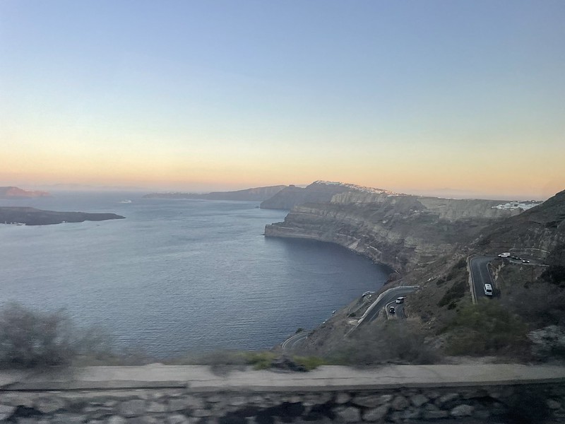 Az autóbérlés Santorinin még a kikötőben is lehetséges. A képen autók araszolnak lefelé Athinios kikötőbe.