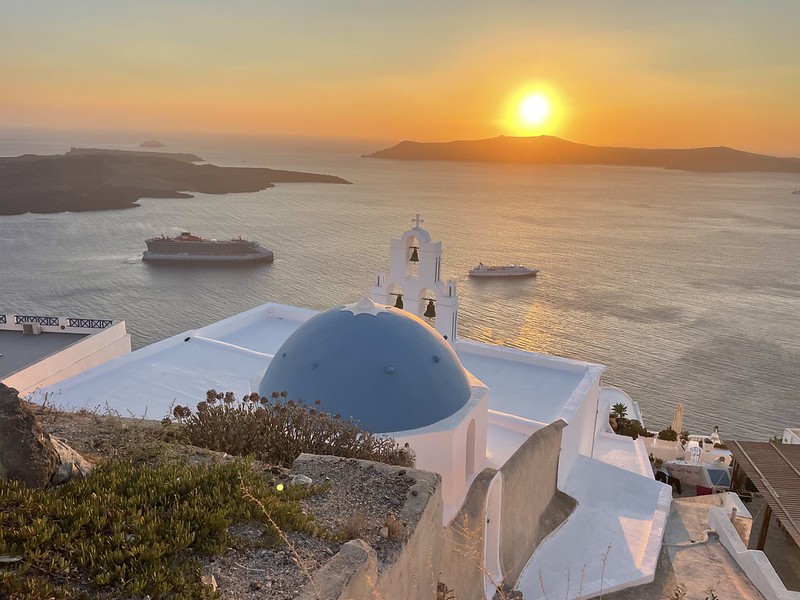 Santorini, Firostefani, a három harangos templom és a kilátás naplementében
