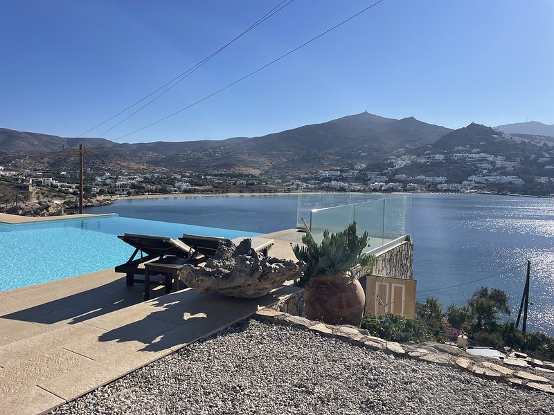 gyönyörű kilátásos medence Ios szigetén, Santorini közelében